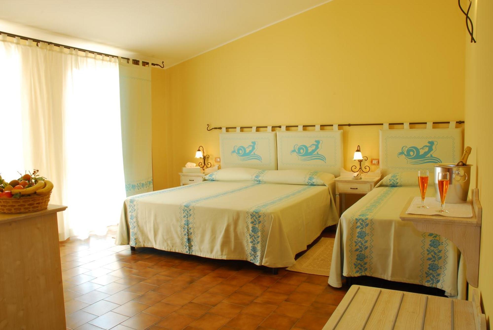 Le Nereidi Hotel & Residence Con Piscina-Tennis-Fitness-Parcheggio Coperto-Sala Conferenze La Maddalena  Bilik gambar